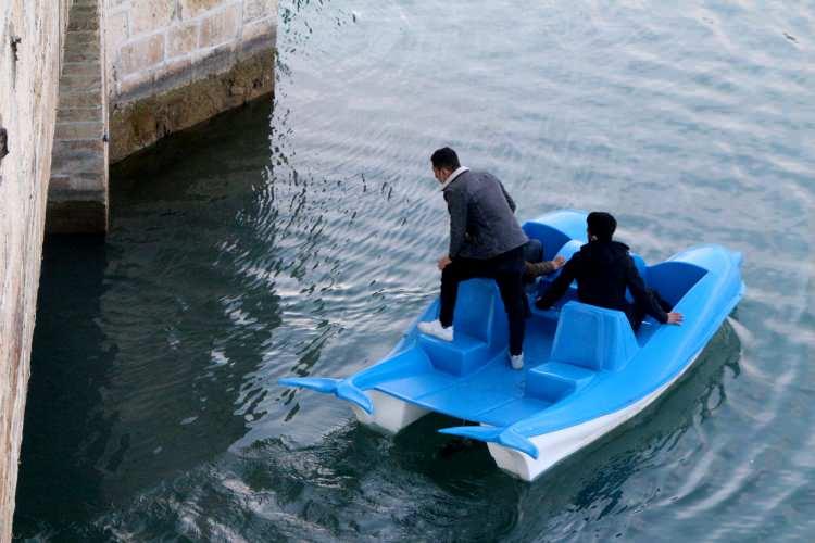 <p><strong>MARTILARA SİMİT ATARKEN TELEFONU SEYHAN NEHRİ'NE DÜŞTÜ</strong></p>

<p>Adıyaman’dan gezmeye gelen Hakan Cintosun, arkadaşlarıyla birlikte Taşköprü'de martılara simit atarken yanlışlıkla telefonunu düşürdü. </p>
