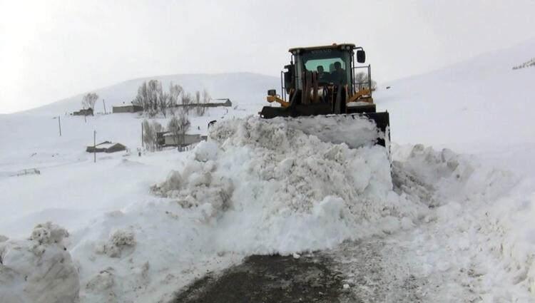 <p>Öte yandan Van-Bahçesaray kara yolu da olumsuz hava koşulları nedeniyle ulaşıma kapandı. Kar ve tipi nedeniyle Muş'ta 114, Bitlis'te 125, Hakkari'de ise 162 yerleşim biriminin yolu ulaşıma kapalı bulunuyor. Söz konusu illerde İl Özel İdaresi ekipleri, karla mücadele çalışmalarını sürdürüyor.</p>

<p> </p>
