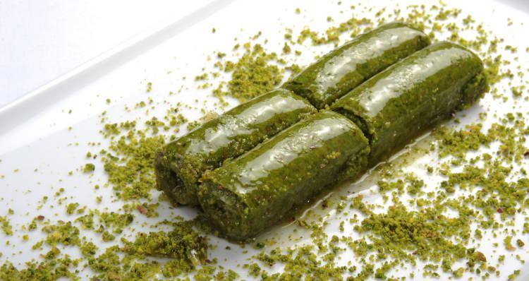 <p><strong>Bu hile yöntemini tüketicinin tadından anlamasının mümkün olmadığını anlatan Antalya, Burdur ve Isparta'da 16 şubesi bulunan baklavacı Hakan Öner, günde 1.5 ton baklava ürettiklerini söyledi.</strong></p>
<p> </p>