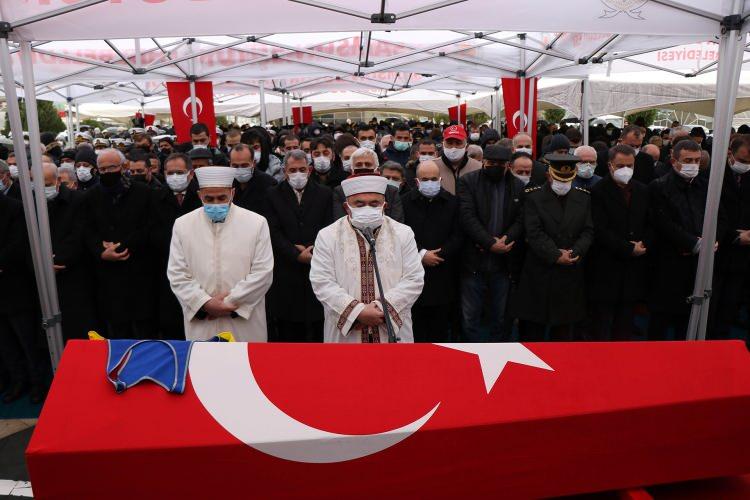 <p> Şehit için düzenlenen karşılama törenin arından Muhammet Salih Kanca’nın naaşı Büyük Cami’ye getirildi. Ticaret Bakanı Ruhsar Pekcan’ın da katıldığı cenaze töreninde şehidin kız kardeşleri, tabutun üstüne Fenerbahçe basketbol takımının formasını bıraktı.<br />
 </p>
