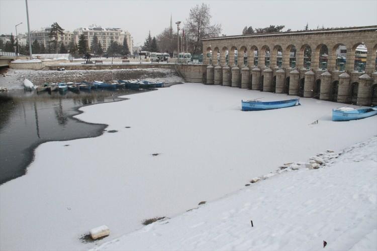 <p>Konya'nın Beyşehir ilçesinde kıyı kesimleri buz tutan Beyşehir Gölü'ne yağan kar, güzel görüntüler ortaya çıkardı. İlçede kısa süreli yağan karın ardından fotoğraf tutkunları da soluğu göl kıyısında aldı. Fotoğrafçılar, özellikle tarihi Taşköprü'nün olduğu yerde kısmi buz tutan göl sularına yağan karın ortaya çıkardığı görüntüyü ölümsüzleştirebilmek için uğraş verdi.</p>
