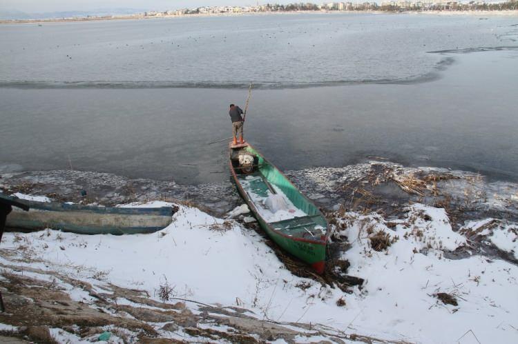 <p>Kar yağışının durmasıyla kıyıya gelen bazı balıkçılar da göle ağ sermek için kayıklarını sağa sola sallayarak buzları kırıp ava çıktı.  Fotoğraf sanatçısı Mustafa Varol, AA muhabirine, güne sürpriz kar yağışı ile uyandıklarını söyledi.</p>
