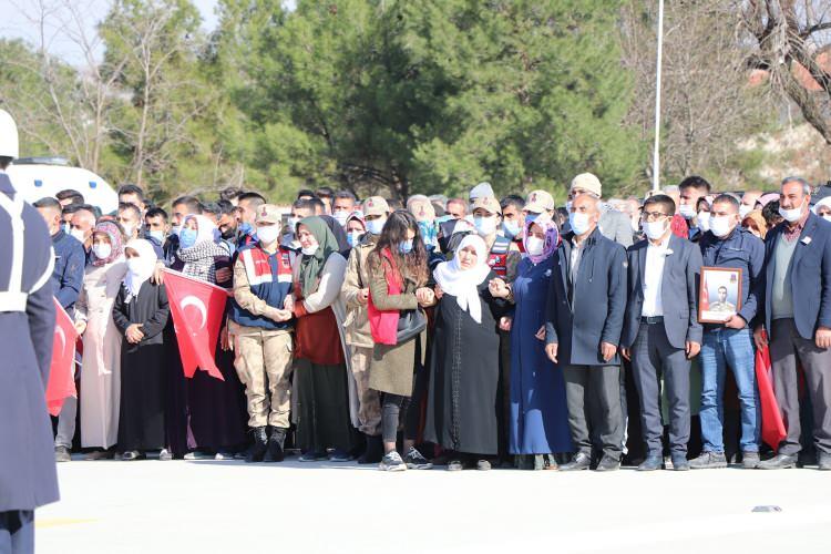 <p>Güvenlik görevlileri tarafından Türkiye’ye getirilen rehinelerin naaşları, Malatya’da yapılan otopsilerinin ardından ailelerine teslim edildi.<br />
 </p>
