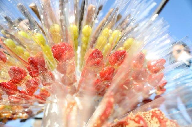 <p>Çin'in kuzeydoğusundaki Liaoning eyaletinin Yingkou kentinde bulunan Çin Yeni Yılı pazarında satılan meyve şekerlemesi demetleri</p>

