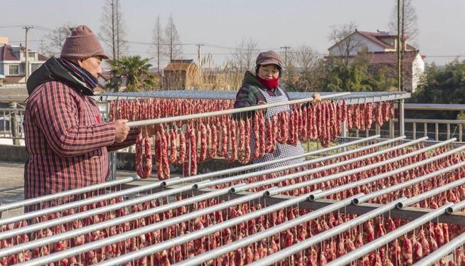<p>Çin'in doğusundaki Jiangsu eyaletinin Nantong vilayetindeki Hai'an ilçesine bağlı Diagong kasabasında köylüler Çin Yeni Yılı'na özel hazırladıkları sosisleri açık havada kurutuyor.</p>
