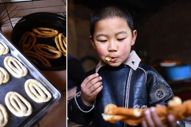 <p>Çin'in kuzeybatısındaki Qinghai eyaletinin Haidong vilayetindeki Huzhu Tu Özerk İlçesine bağlı Weiyuan kasabasının Baiya köyünde bir çocuk, Pansan adı verilen, etnik Tu halkı tarafından sevilen bir tür bol yağda kızartılmış hamur atıştırmalıklardan tadıyor.</p>
