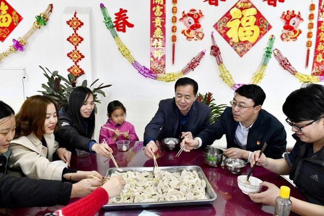 <p>Çin'in doğusundaki Shandong eyaletinin Jinan kentinde, hükümetin Kovid-19'un yayılmasını engellemek için Çin Yeni Yılı boyunca seyahatlerin azaltılması çağrısına destek vererek yerlerinde kalan demiryolu işçileri, Çin mantısının tadını çıkarıyor.</p>
