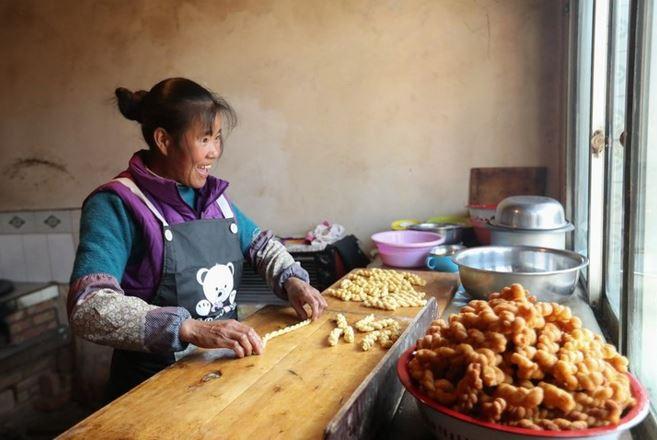 <p>Çin'in kuzeybatısındaki Gansu eyaletinin Dingxi vilayetine bağlı Weiyuan ilçesinin Yuangudui köyünden Chen Jin, Çin Yeni Yılı öncesi Mahua adı verilen kızartılmış burgulu hamur atıştırmalıklarından hazırlıyor.</p>
