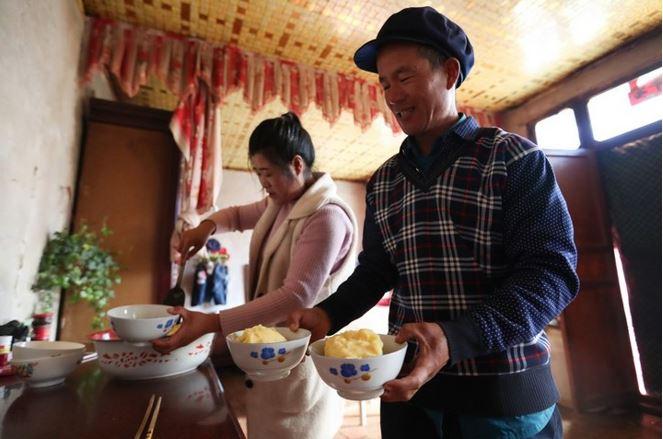 <p>Çin'in kuzeybatısındaki Gansu eyaletinin Weiyuan ilçesine bağlı Yuangudui köyünde köylüler, Jiaotuan adı verilen, patates püresiyle yapılıp baharat ve çeşnilerle servis edilen Çin Yeni Yılı'na özel yerel bir atıştırmalık hazırlıyor.</p>
