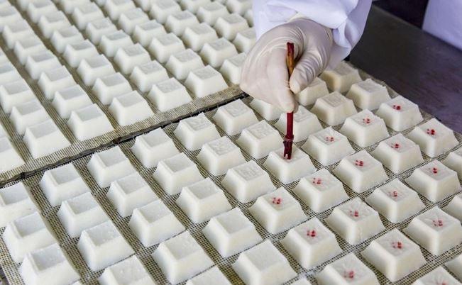 <p>Çin'in doğusundaki Jiangsu eyaletinin Nantong vilayetine bağlı Hai'an ilçesindeki bir yemek fabrikasında bir işçi, Çin Yeni Yılı öncesi Niangao pirinç pastalarına son dokunuşları yapıyor.</p>
