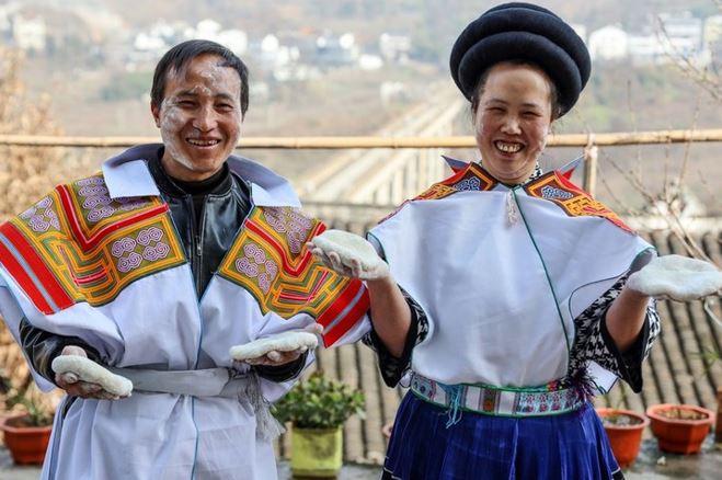 <p>Çin'in güneybatısındaki Guizhou eyaletinin Biije vilayetine bağlık Nayong İlçesi'nde yaşayan her ikisi de Miao etnik grubundan Ma Yong (solda) ve eşi Huang Guoqin, Çin Yeni Yılı öncesi yaptıkları, Ciba adı verilen pirinç unu hamurundan kekleri gösteriyor.</p>

