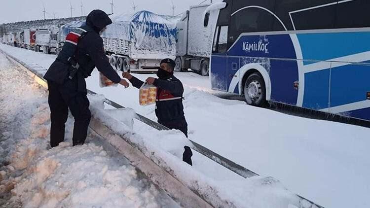 <p>Susurluk Kaymakamlığı, yolun a&ccedil;ılmasını bekleyen ara&ccedil;lardaki vatandaşlara kumanya dağıttı.&nbsp;</p>
