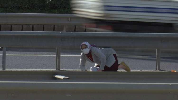 <p>Emniyete şeridinde de yürümek zorunda kalanlar daha sonra yolun karşısına geçmek için bariyerden atlayarak hem kendi hayatlarını hem de sürücüleri tehlikeye atıyor. </p>