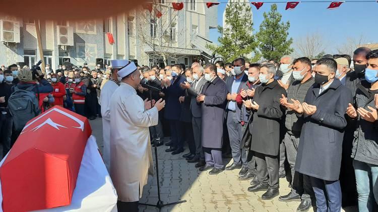 <p>Pençe Kartal-2 Harekatı'nda Irak’ın kuzeyindeki Gara bölgesinde mağarada cansız bedenlerine ulaşılan 13 şehitten biri olan Adıyamanlı Aydın Köse’nin (34) cenazesi, Kahta ilçesine bağlı Salkımbağ köyüne getirildi. Malatya Adli Tıp Kurumunda otopsisi önceki gün yapılan şehidin cenazesi Kahta ilçe merkezindeki baba ocağına getirildikten sonra Kahta Devlet Hastanesi morguna konuldu. </p>
