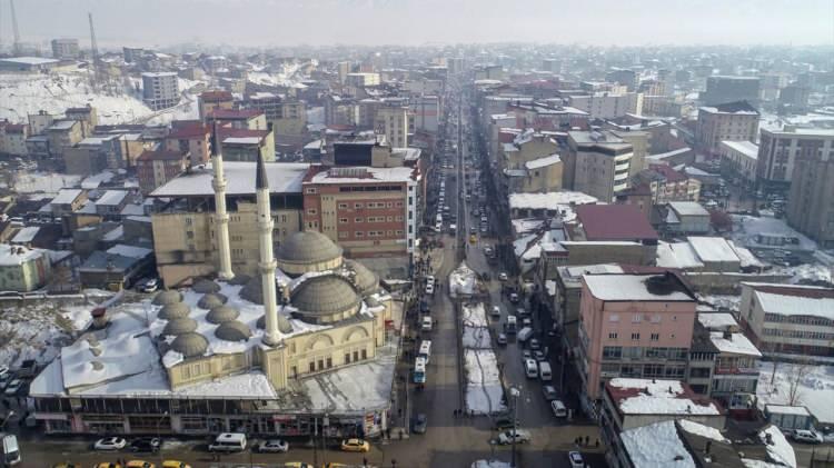<p>Yolları asfaltla buluşturup, kaldırımları yenileyerek ilçeyi modern bir görünüme kavuşturan belediye, ilçe halkının gönlüne dokunan sosyal projelerle devletin şefkatini vatandaşlara hissettirdi.</p>
<p> </p>