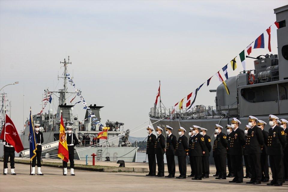 <p>NATO'ya üye ülkeler tarafından sırasıyla belli periyotlarda komuta edilen SNMCMG-2 Komutanlığı görevini, Deniz Harp Okulu Komutanlığında gerçekleştirilen törenle Donanma Komutanı Oramiral Ercüment Tatlıoğlu devraldı.</p>

<p> </p>

