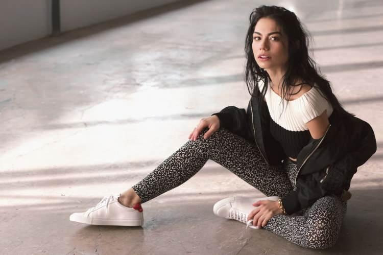 <p><strong>3 - DOĞDUĞUN EV KADERİNDİR / DEMET ÖZDEMİR</strong></p>
<p>Doğduğun Ev Kaderindir dizisinde rol alan Demet Özdemir, 941.143 iletiyle listede 3. sırada yer aldı. Ve en büyük rakibesi Hande Erçel'in gerisine düştü.</p>