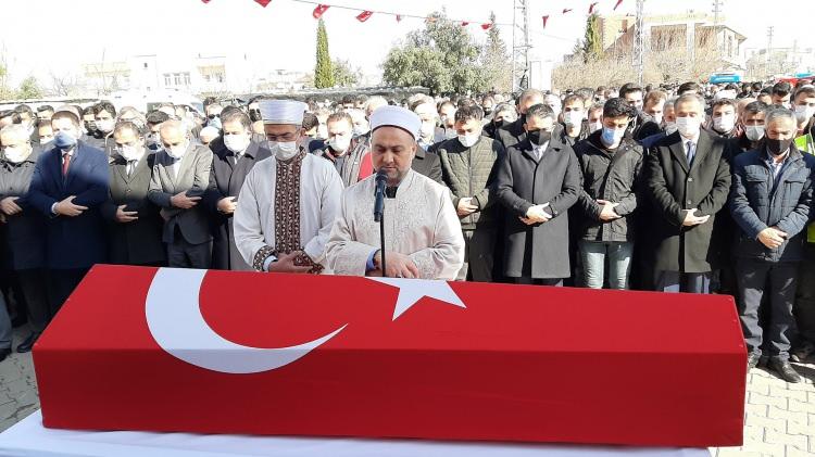 <p>Kuzey Irak'ın Gara bölgesinde şehit edilen Adıyamanlı Aydın Köse’nin tabutunun başındaki yakınları ‘Şehitler ölmez vatan bölünmez’ sloganları atattı. Törende Kürtçe feryatlar da yükseldi.<br />
 </p>
