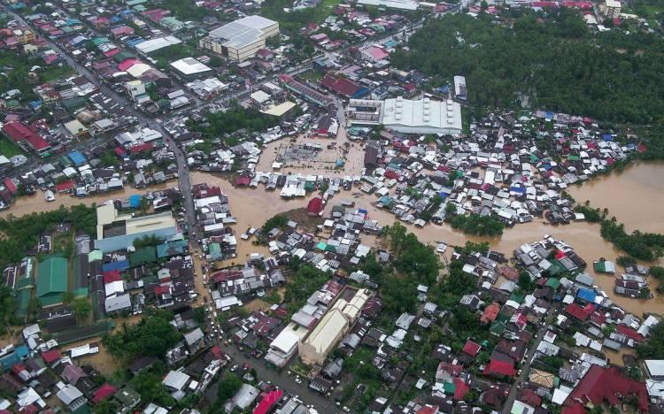 <p>Sivil Savunma Dairesi tarafından yapılan açıklamada, Surigao del Sur, Surigao del Norte, Agusan del Norte ve Dinagat Adaları’nda bulunan 51 binden fazla kişinin meydana gelen seller nedeni ile tahliye edildiği aktarıldı.</p>
