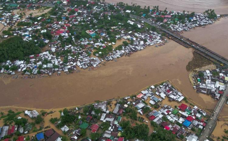 <p>Filipinler’de her yıl Haziran-Aralık ayları arasında tayfunlar ve tropikal fırtınalar meydana gelirken, yüzlerce kişi tayfunlar ve fırtınalar nedeni ile hayatını kaybediyor.</p>
