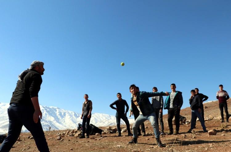 <p>Vatandaşlar, beyzbola benzerliği ile dikkat &ccedil;eken oyunu &ouml;zellikle kış mevsiminde oynayarak keyifli zaman ge&ccedil;irdiklerini s&ouml;yl&uuml;yorlar.</p>

<p>&nbsp;</p>
