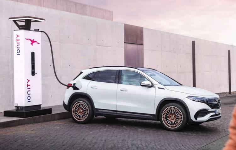 <p>Tamamen elektrikli olan ve 66.5 kWh bir bataryaya sahip olan modelin menzili 486 kilometre olacak.  </p>

<p>Mercedes me Charge ile kullanıcılar tüm şarj ağına erişebiliyor. Bu ağ bu şu anda 31 ülkede 450.000'den fazla AC ve DC şarj noktasını kapsıyor.</p>

<p>Mercedes me Charge, Mercedes-EQ müşterilerinin çeşitli sağlayıcıların şarj istasyonlarını rahatça kullanmalarına olanak sağlarken, entegre bir ödeme sistemini de beraberinde getiriyor. </p>
