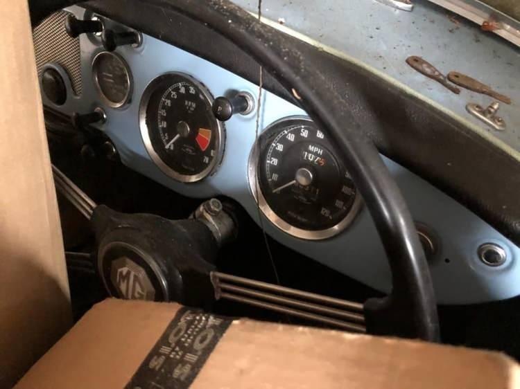 <p>Charterhouse müzayede evi tarafından İngiltere’de Dorset bölgesinde 20 yıldır bir garajda bekletilen 1960 model MG MGA spor otomobil çöp yığınının altında bulundu.</p>
