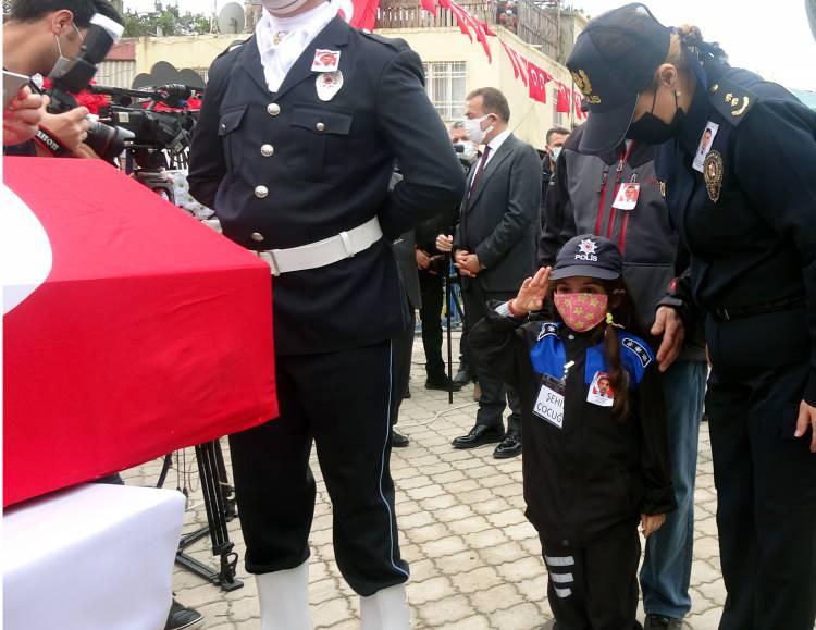 <p>Şehidin, polis kıyafeti giyen 7 yaşındaki kızı Zeynep Sena, babasını asker selamıyla uğurladı.</p>

<p> </p>
