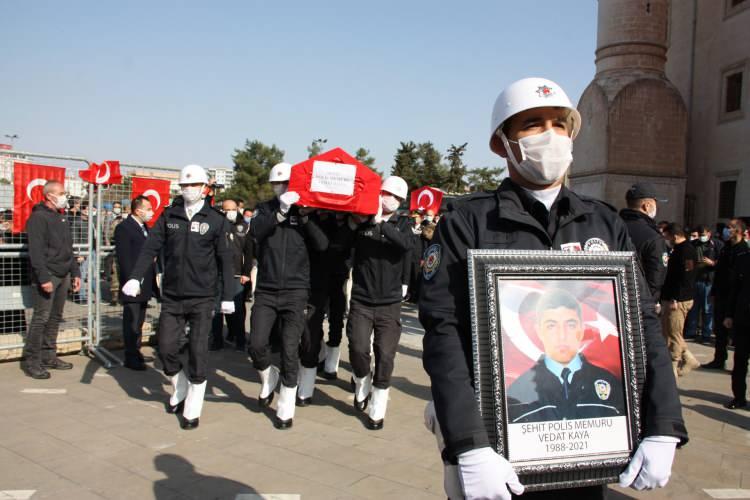 <p>Terör örgütü PKK mensupları, Irak’ın kuzeyinde bulunan Gara’da bir mağarada rehin tuttuğu ve aralarında polis ve askerlerin bulunduğu 13 esiri kurşuna dizerek katletti. </p>
