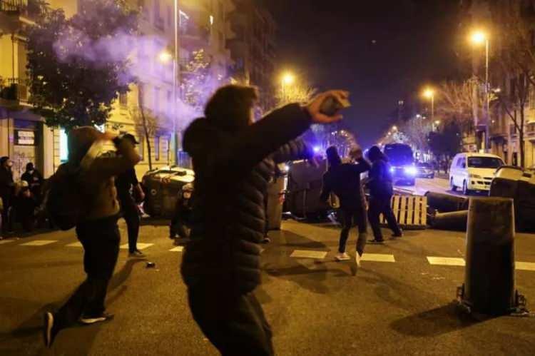 <p>Hasel, bir davada, şahidi tehdit ettiği iddiasıyla hakkındaki başka bir suçlamadan da 2,5 yıl hapis cezası daha aldı.İspanyol rap sanatçısının cezaevine girmesi, ülkede demokrasi ve ifade özgürlüğü tartışmalarını başlatırken, sol koalisyon hükümetinin küçük ortağı Unidos Podemos başta olmak üzere ülke genelindeki sol görüşlü radikal gruplar, Hasel'in affedilerek serbest bırakılmasını istiyor. </p>
<p> </p>