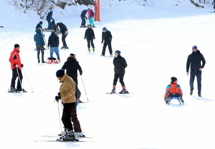 <p>Kar kalınlığının 125 santimetre &ouml;l&ccedil;&uuml;ld&uuml;ğ&uuml;, 3 bin 200 rakımlı Paland&ouml;ken Kayak Merkezi'ne gelen yerli ve yabancı turistler, g&ouml;n&uuml;llerince kayak yapmanın mutluluğunu yaşadı.</p>
