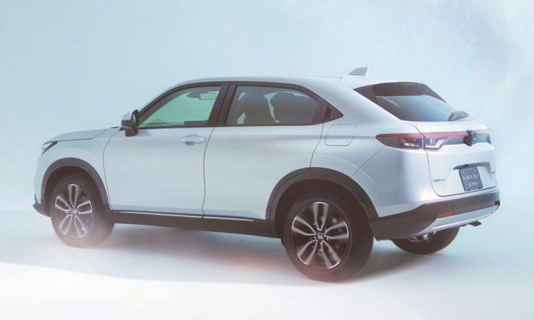<p>Honda’nın 2022 yılında tüm modellerinin elektrikli veya hibrit olmasını hedefleyen 'Elektrikli Vizyon Stratejisi' kapsamında üretilen yeni nesil HR-V, e: HEV hibrit güç aktarma sistemi ile yollara çıkıyor.</p>