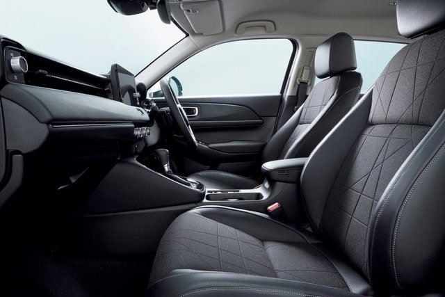 <p>Premium SUV hissini yaşatmak isteyen HR-V'de, modern görünüml döşemeler ve dokunma hissi uyandıran yumuşak malzemelere yer verilmiş. </p>
