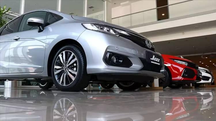 <p><span style="color:rgb(178, 34, 34)"><strong>''Satışlar ocağı geçecek''</strong></span></p>

<p><a href="https://www.haber7.com/etiket/honda" target="_blank">Honda</a> Türkiye Genel Müdür Yardımcısı Bülent Kılıçer, düşen kurlarla beraber kampanyaların arttığına ve bu sayede müşterilerin alım maliyetlerinin aşağıya çekildiğine değinerek, şubat ayına yönelik şu değerlendirmeyi yaptı: <strong>"Sektör 2021’e hızlı bir giriş yaptı. Bir önceki yılın ocak ayına göre yüzde 60.3 artış gösteren satışlar 2021 için yapılan yüksek tahminleri destekler bir ortam yarattı. Ama yine de temkinli olmamızı gerektiren şartlar da önümüzde duruyor. Şubat ayı satışlarının, iki ayın sezonsal farklılığı kadar artmayacağını düşünüyorum. Ama yine de sektör ocak ayına göre daha yüksek bir satışa ulaşacak. Bunun en büyük destekçisi ise düşen kurlarla beraber artan kampanyalar olacak. Bu kampanyalar haliyle müşterilerin alım maliyetlerini bir miktar aşağıya çekecek.''</strong></p>
