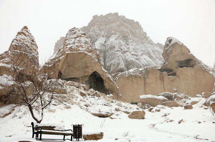 <p>Rusya'nın Sibirya bölgesinden gelen turist Marina Anısına, AA muhabirine, Kapadokya'yı gezmek için Türkiye'ye geldiğini söyledi. Katedralin olduğu alanın hem tarihiyle hem de doğasıyla "mükemmel" bir yer olduğunu ifade eden Anısına, <em>"Her türlü aktivite var. Sadece doğal güzelliği değil tarihi dokusuyla da tanıştık. Kar ayrı bir güzellik katmış. Çok istiyordum buraya gelmeyi ve görmeyi. Bu bölge erken dönem Hristiyanlık merkezi olduğu için gezmek istiyordum. Muhteşem bir yer. Selime Katedrali'ni gezdik, çok duygulandım. Masalsı bir diyara geldik. Kış görseli muhteşem yakışmış." </em>diye konuştu.</p>