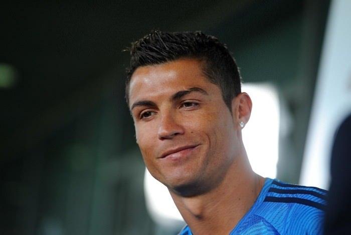 <p><em><strong>CRISTIANO RONALDO</strong></em></p>

<p><em><strong>Takipçi sayısı: 263 milyon</strong></em></p>
