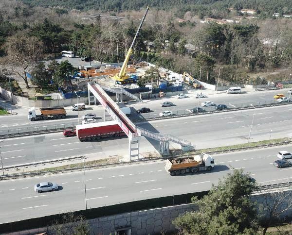 <p>Bir anda vızır vızır akan trafiğin ortasında kalanlar, mezarlığa ulaşmak için önce Eyüpsultan- Hasdal yolunda yaklaşık 500 metrelik bir mesafeyi yürüyor. </p>