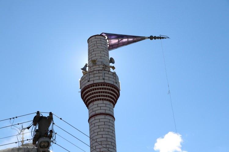 <p>Pamukkale'de şiddetli r&uuml;zgar hayatı olumsuz etkiledi. Kuvvetli esen lodos nedeniyle, evlerin &ccedil;atıları zarar g&ouml;rd&uuml;.&nbsp;</p>
