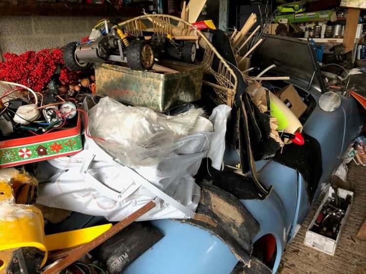 <p>İngiltere’de Dorset bölgesinde, Charterhouse müzayede evi bir garajdaki çöp yığının altında 1960 model MG MGA spor otomobil buldu.</p>
