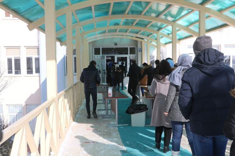 <p>Sivas’ta adaylar, eksi 18 dereceyi bulan soğukta 10.00’da başlayan Akademik Personel ve Lisansüstü Eğitimi Giriş Sınavı’na (ALES) yetişebilmek için koştular. Sınav binasına 10.00’dan sonra gelen adaylar, sınava alınmadılar.<br />
 </p>
