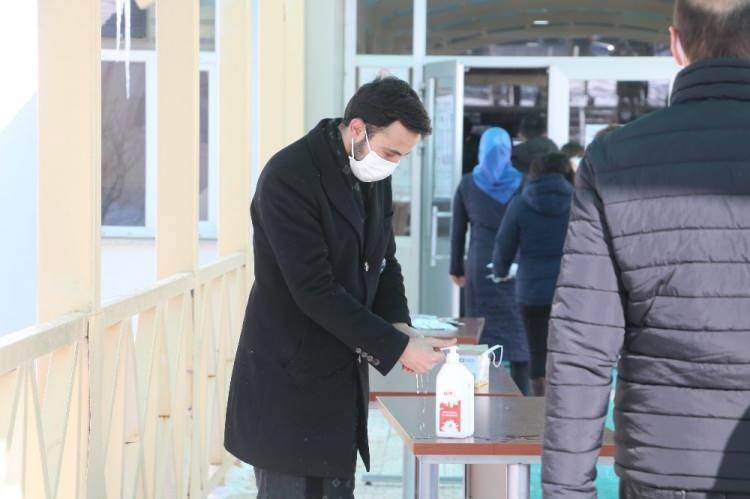 <p>Sivas Cumhuriyet Üniversitesi kampüsünde ALES sınavına girecek olan adaylar eksi 18 dereceyi bulan soğuk havada sınava yetişebilmek için zamanla yarıştılar. Sivas’ta ALES’e giren adaylar korona virüs salgını tedbirleri kapsamında sınav binalarına alındılar. Tedbirler kapsamında adaylara sınav binası girişlerinde görevliler tarafından maske dağıtıldı, dezenfektan istasyonları kuruldu. Saatler kapıların kapanmasına yaklaşınca giriş kapısı önünde yoğunluk yaşandı. Saatler tam 10.00’ı gösterdiğinde ise geç kalan adaylar sınav binalarına alınmadılar. Geç kalan, nüfus cüzdanı yerine ehliyetle sınava gelen ve sınav binasını karıştıran adaylar görevlilere dil dökseler de sınav giriş binalarını üzüntüyle terk ettiler.</p>