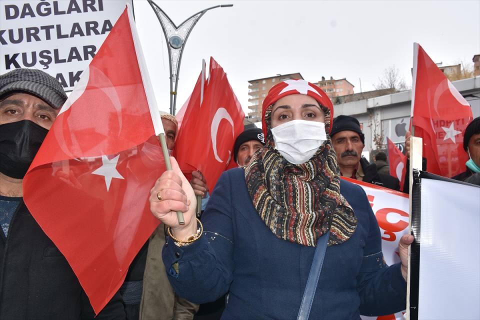 <p><strong>HAKKARİ TERÖRE KARŞI TEK YÜREK</strong><br />
<br />
Ellerinde Türk bayraklarıyla "Hakkari teröre karşı tek yürek" ve "terörü lanetliyoruz" pankartları açan kent sakinleri, Gara'da şehit edilen Türk vatandaşlarının fotoğraflarını taşıyıp terör örgütü PKK aleyhine slogan atarak Valilik binasına kadar yürüdü.</p>
