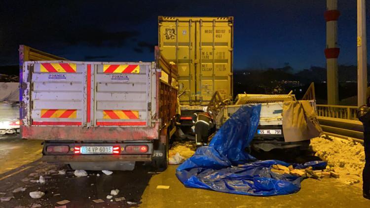 <p>Samsun'da buzlanma sonucu meydana gelen ve 15 aracın birbirine girdiği zincirleme kazada, 1'i ağır 4 kişi yaralandı.</p>
