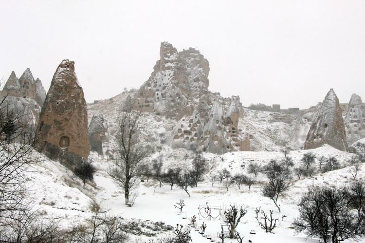 <p>Nevşehir’in merkez ilçeye bağlı Uçhisar ve Göreme beldelerinde bulunan peribacaları kar yağışı ile birlikte tablo gibi görüntüler verdi. </p>
