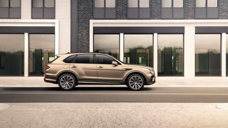<p>Makyajlanan Bentayga Hybrid, 3 litrelik bir benzinli motor ve elektrik motorunun birleşimiyle 450 beygirlik bir güce sahip. Araç sadece elektrik motoruyla 50 kilometre yol alabiliyor.</p>
<p>Bataryanın tamamen şarj olması ise 2.5 saat sürüyor. </p>