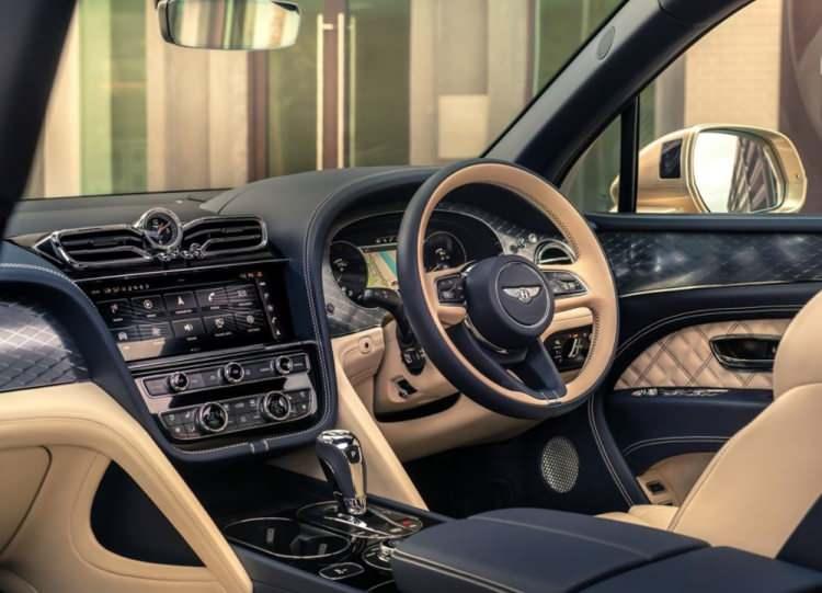 <p>Makyajlanan Beytayga'nın iç mekanında da yenilikler var. Kablosuz Apple CarPlay ve Android Auto bağlantısı, yeni tamamen dijital gösterge paneli ve yeni 10.9 inç'lik multimedya ekranı bunlardan bazıları.</p>