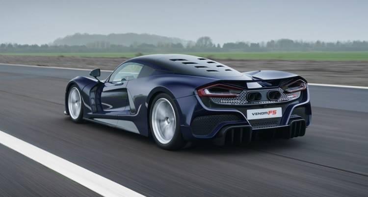 <p>Hennessey Venom F5'in 500 kilometre azami hıza sahip olacağı açıklandı. Araca bu performansı sağlayan ise 6.6 litrelik çift turbolu V8 motor. <br />
<br />
Araç için özel olarak üretilen bu motor 1.842 bg güç ve 1.617 Nm tork çıkışı sağlıyor.</p>