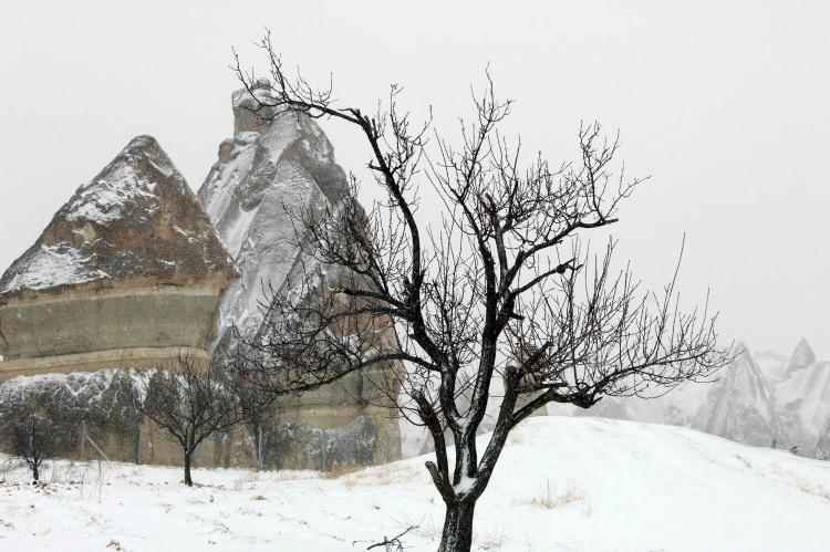 <p> Türkiye’nin önemli turizm merkezlerinden Kapadokya bölgesinde bu sabah saatlerinde başlayan kar yağışı ile birlikte peribacaları adeta görsel şölen yaşattı.</p>
