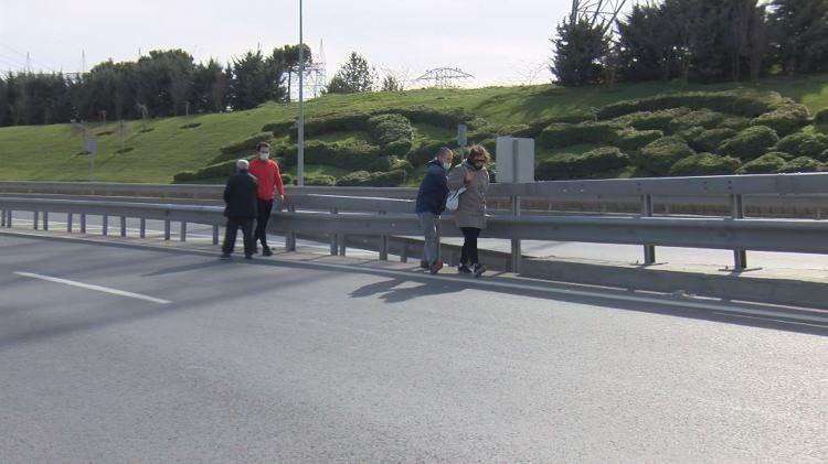 <p>Bağlantı yollarının olduğu yolda iki yan yolun üzerinden geçen geçen üst geçit bulunuyor. 2020'de çöken üst geçidin yerine yapılan üst geçidi kullananlar, 4 şeritli yan yolun bulunduğu bariyerlerin yanına iniyor. </p>
