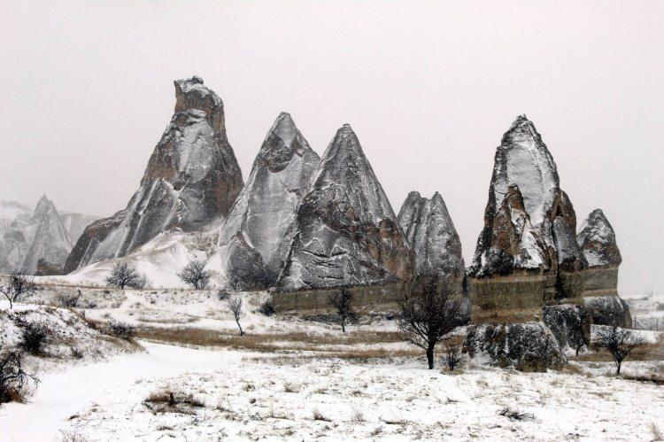 <p>Türkiye’nin önemli turizm merkezlerinden Kapadokya bölgesinde yağan kar yağışıyla birlikte peribacaları tablo gibi fotoğraflar verdi. </p>
